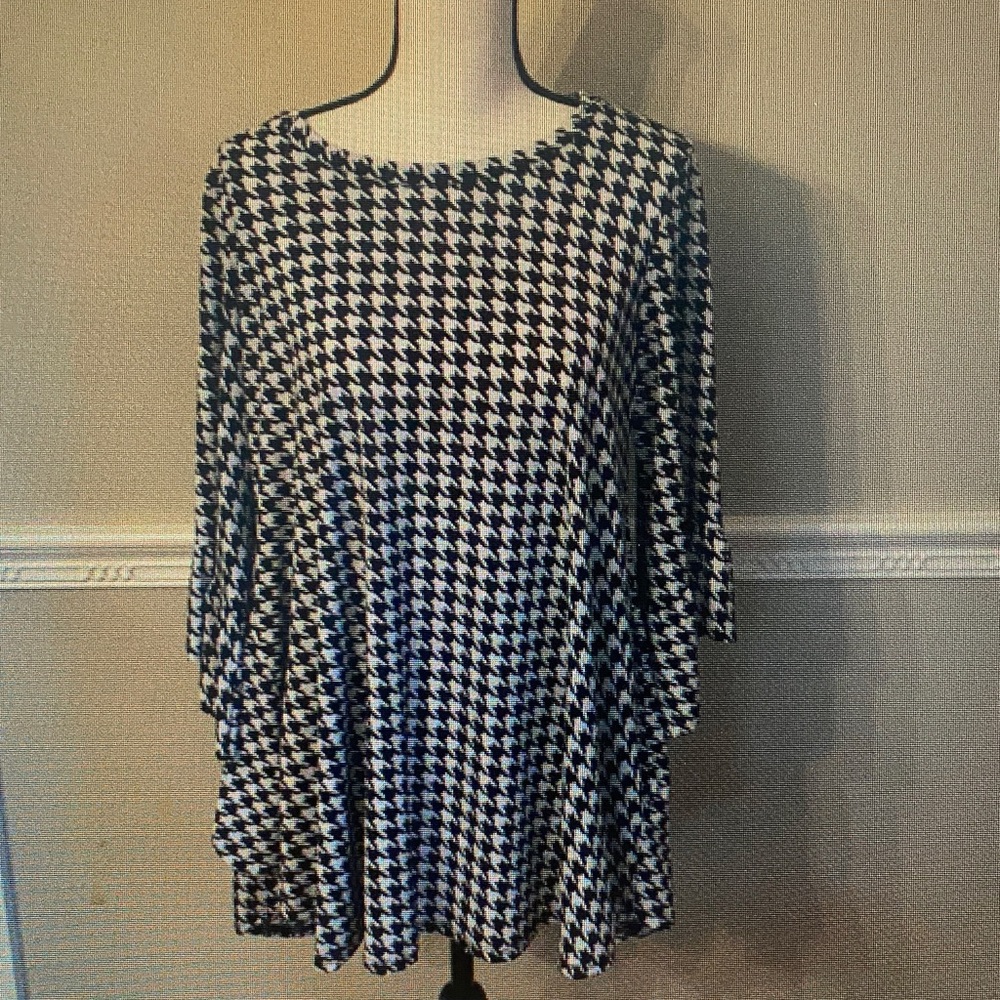 Women's Black & White Houndstooth Swing Top